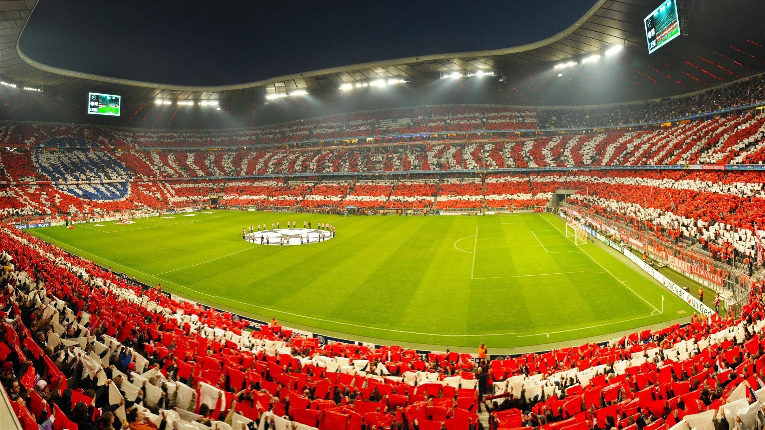 足球公益广告频繁出现在城市地标，足球公益广告频繁出现在城市地标中